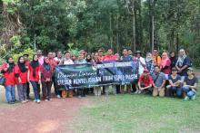 Sesi bergambar anggota pelawat bersama En.Baharuddin Jali