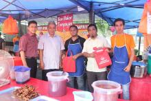 Dari kiri En.Faizi (MDJL), En.Sulaiman (Ahli Majlis) , penerima ,En.Jasmadi (Persatuan penjaja) , penerima